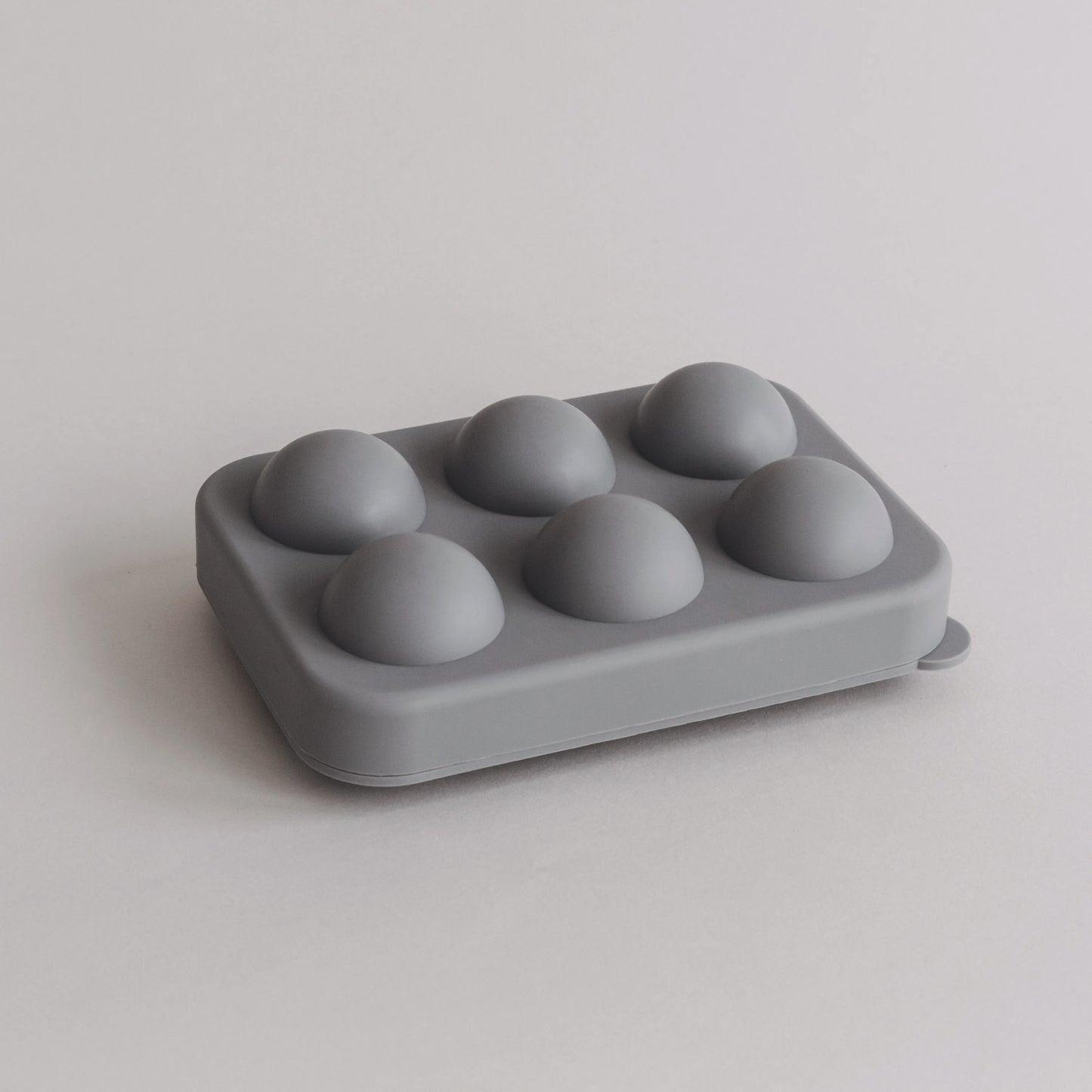 Eiswürfelform geschlossen mit 6 Halbkugeln aus grauem Silikon für kugelrunde Eiswürfel.