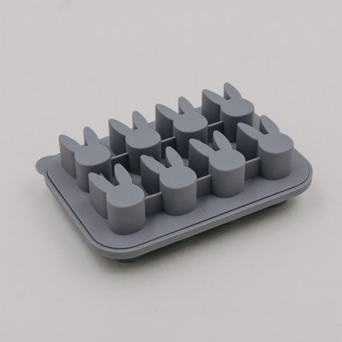 Seitliche Ansicht der grauen Eiswürfelform aus Silikon mit erhöhten Hasenformen.