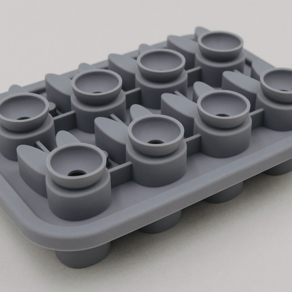 Rückseite der grauen Silikonform mit sichtbaren Hohlräumen für Hasen-Eiswürfel.