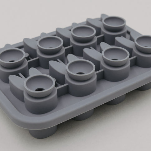 Rückseite der grauen Silikonform mit sichtbaren Hohlräumen für Hasen-Eiswürfel.