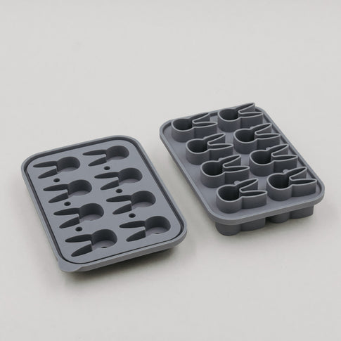 Geöffnete Eiswürfelform in Grau mit zwei Silikonhälften und Hasenformen.
