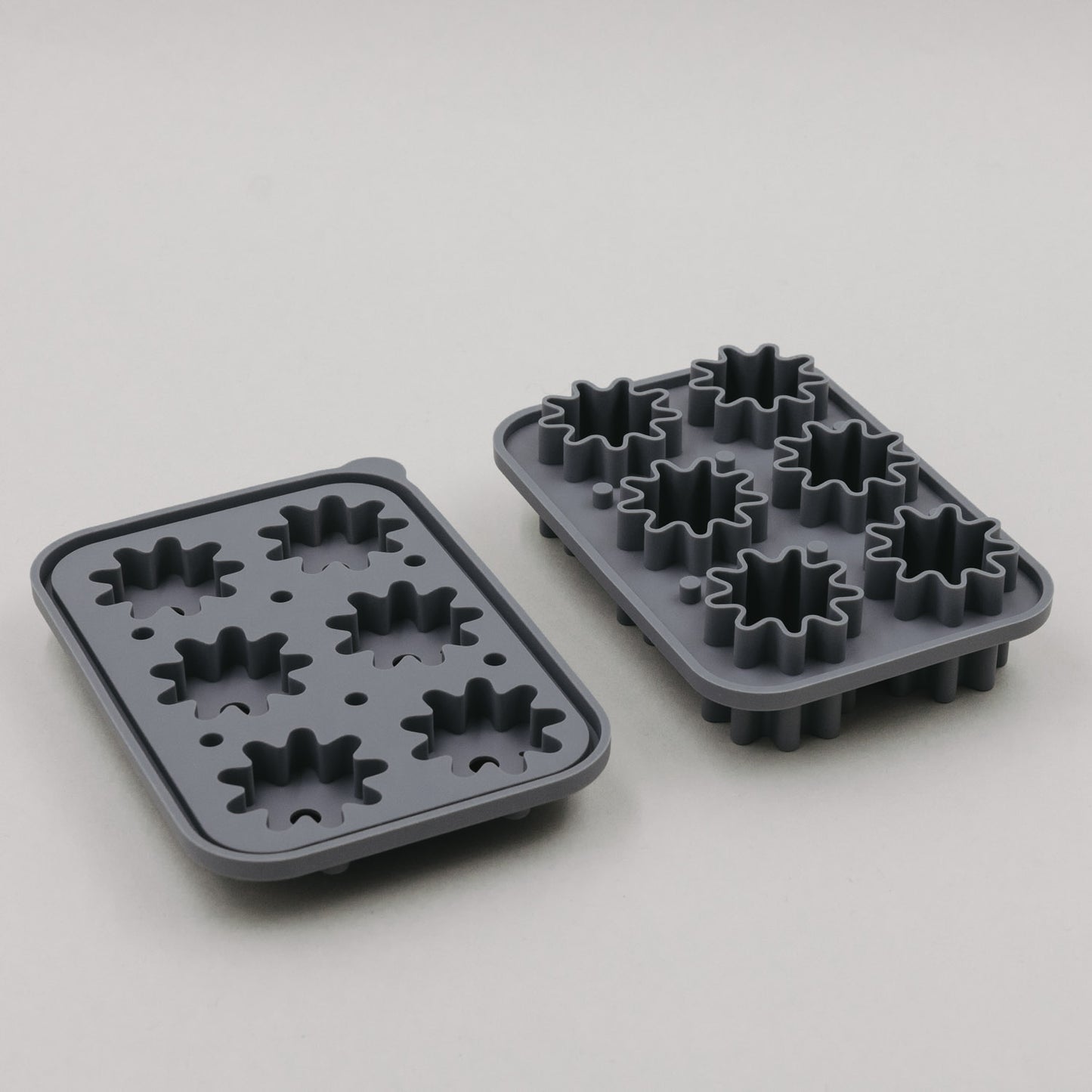 Set aus Ober- und Unterteil der grauen Silikonform mit Blütenformen.