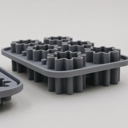 Nahaufnahme der grauen Blütenform aus flexiblem Silikon.