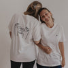 Zwei Frauen im Partnerlook mit LOVE-T-Shirts, eine lächelt zur Kamera