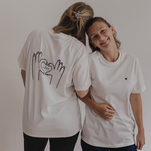 Zwei Frauen im Partnerlook mit LOVE-T-Shirts, eine lächelt zur Kamera