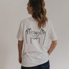 Rückenansicht LOVE Shirt mit Herz-Hand-Motiv bei Frau mit lockigem Haar