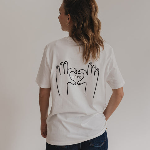 Rückenansicht LOVE Shirt mit Herz-Hand-Motiv bei Frau mit lockigem Haar