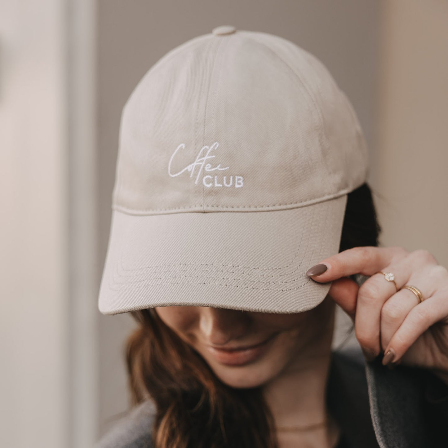 Detailansicht taupefarbene Cap mit weißer „Coffee Club“ Stickerei