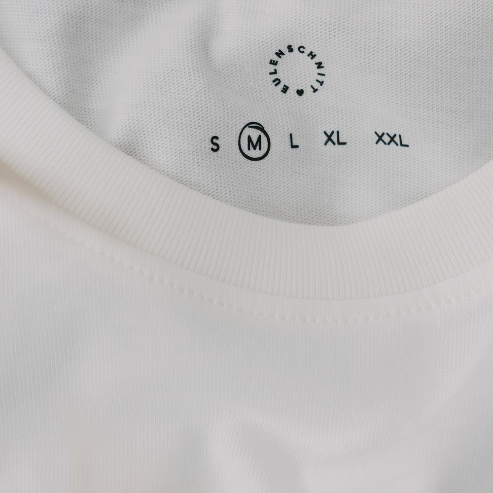 Detail Kragen weißes T-Shirt mit Größenangabe und Eulenschnitt Logo