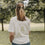 Frau von hinten mit weißem T-Shirt „Matcha is always a good idea“, Outdoor im Park