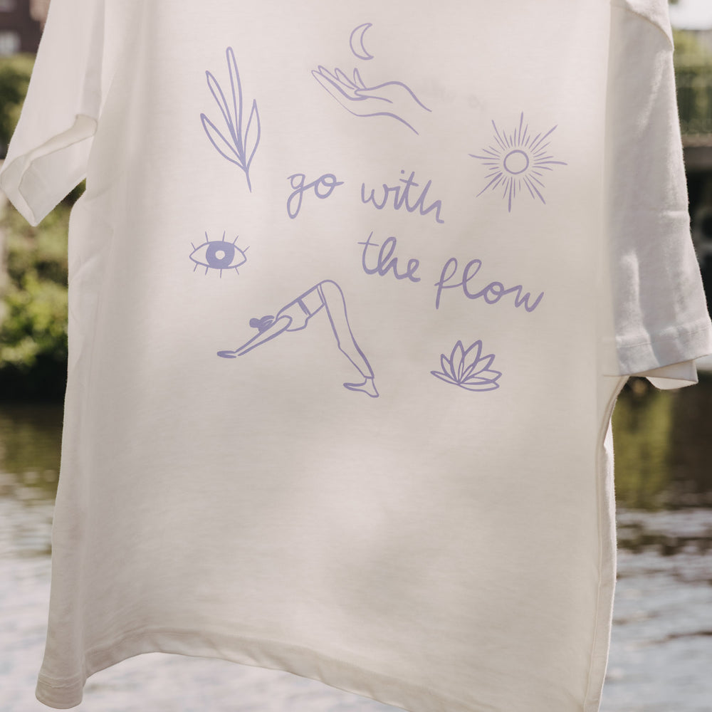 Nahaufnahme Rückseite: „go with the flow“ Print mit Yoga-Illustrationen auf weißem T-Shirt