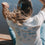 Detail Rückenprint „Ocean Child“ mit Meeresmotiven auf weißem T-Shirt, sommerlicher Look