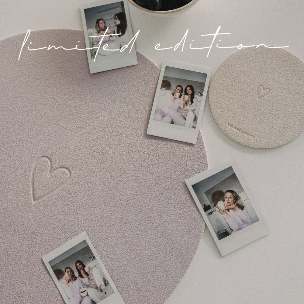 Limitiertes wendbares Platzset „Du bist toll“ in Flieder auf gedecktem Tisch mit Geschirr, Herzkuchen und Deko