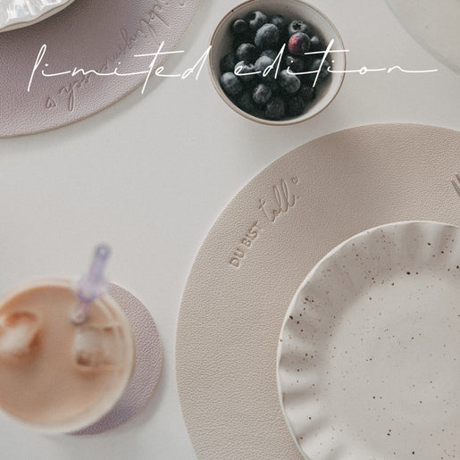 Detailansicht Platzset „Du bist toll“ Flieder mit eingeprägtem Schriftzug und Schale mit Blaubeeren