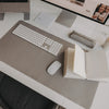 Arbeitsplatz mit grauer Schreibtischunterlage Herz, Laptop, Monitor und Notizbuch minimalistisch
