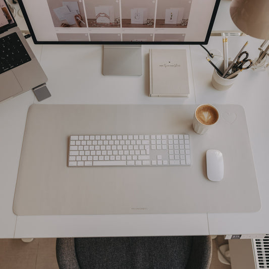 Creme Schreibtischunterlage mit Herz-Prägung, stilvoller Arbeitsplatz mit Tastatur, Maus und Kaffee