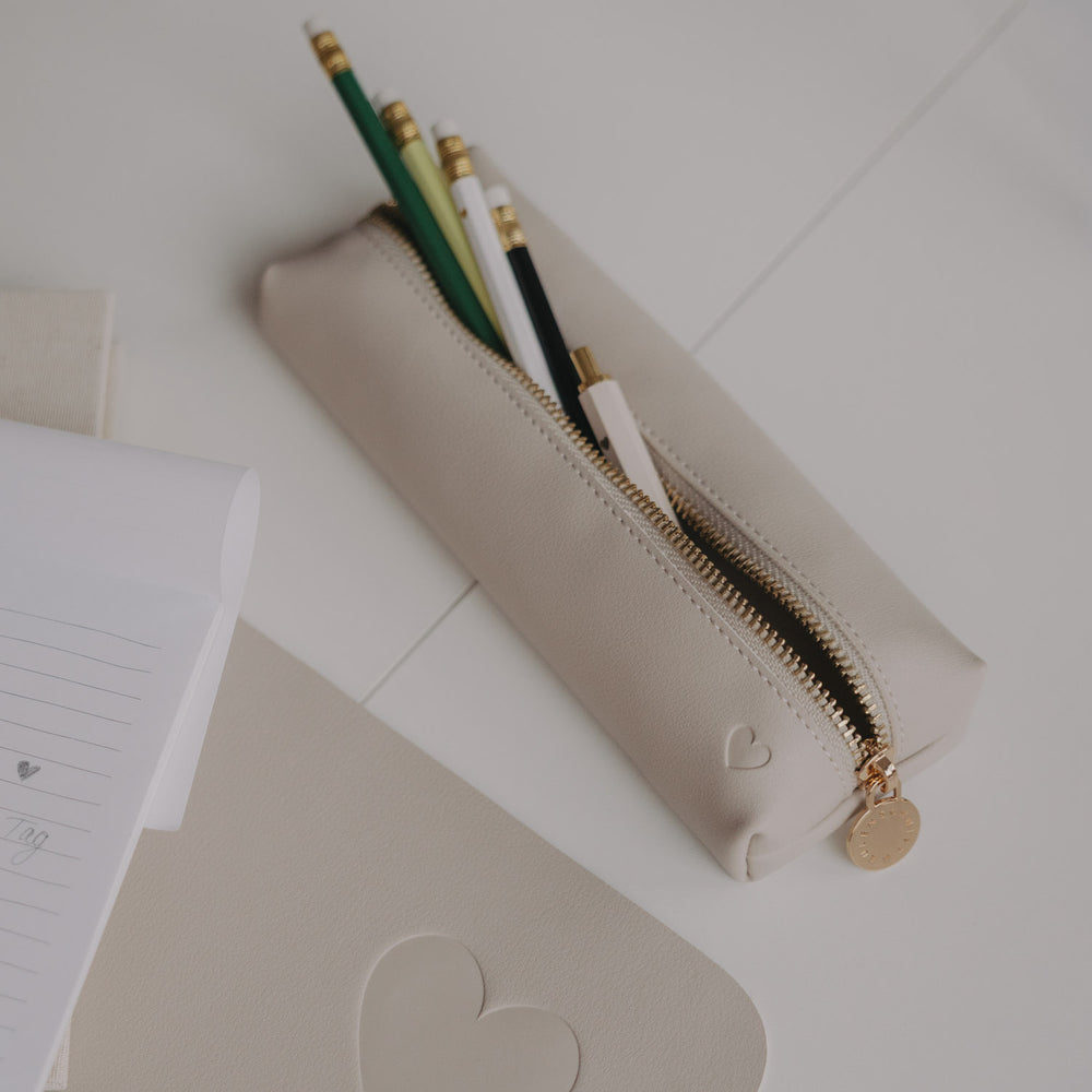 Federtasche taupe von Eulenschnitt mit Herzprägung, geöffnet mit Bleistiften