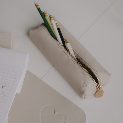 Federtasche taupe von Eulenschnitt mit Herzprägung, geöffnet mit Bleistiften