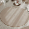 Wendbares Platzset in Beige mit geprägtem Herz auf gedecktem Tisch