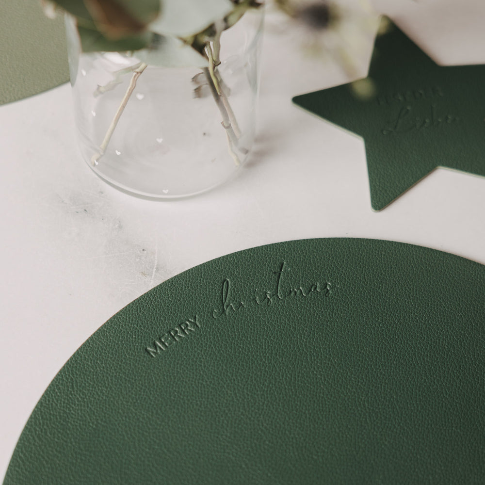 Dunkelgrünes Platzset in Lederoptik mit geprägtem Merry-Christmas-Schriftzug