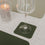 Grüner eckiger Untersetzer in Lederoptik mit Weinglas und dezenter Herzprägung