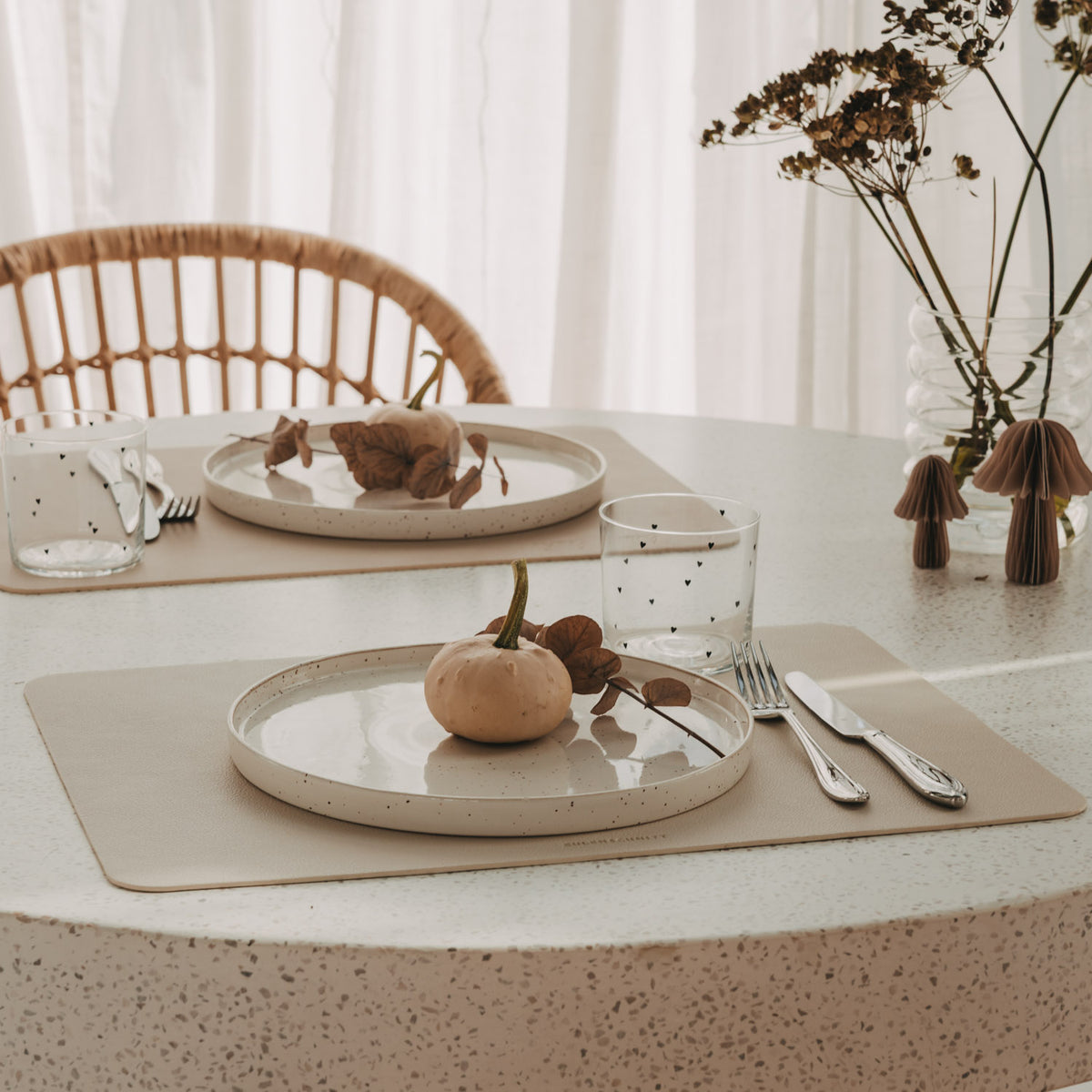 Wendbares Platzset in Creme und Beige mit Teller, Besteck und Herbstdeko auf gedecktem Esstisch