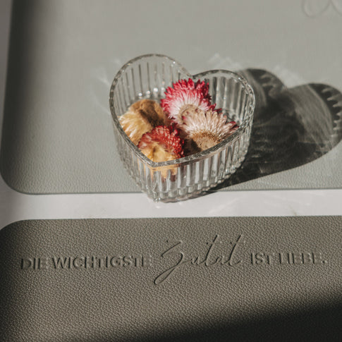 Hellgraues und dunkelgraues Platzset mit Herzschale und geprägtem Spruch