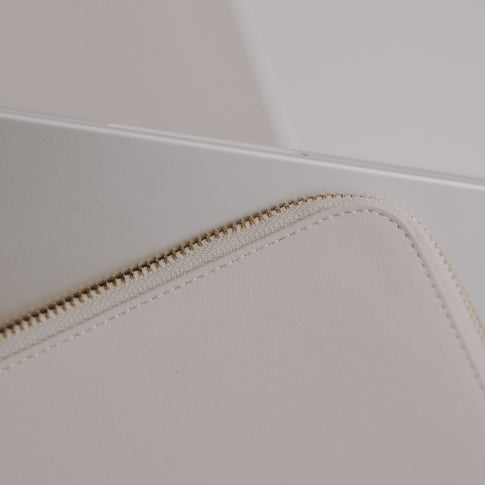 Detailansicht Laptophülle Taupe mit Laptop und goldfarbenem Reißverschluss