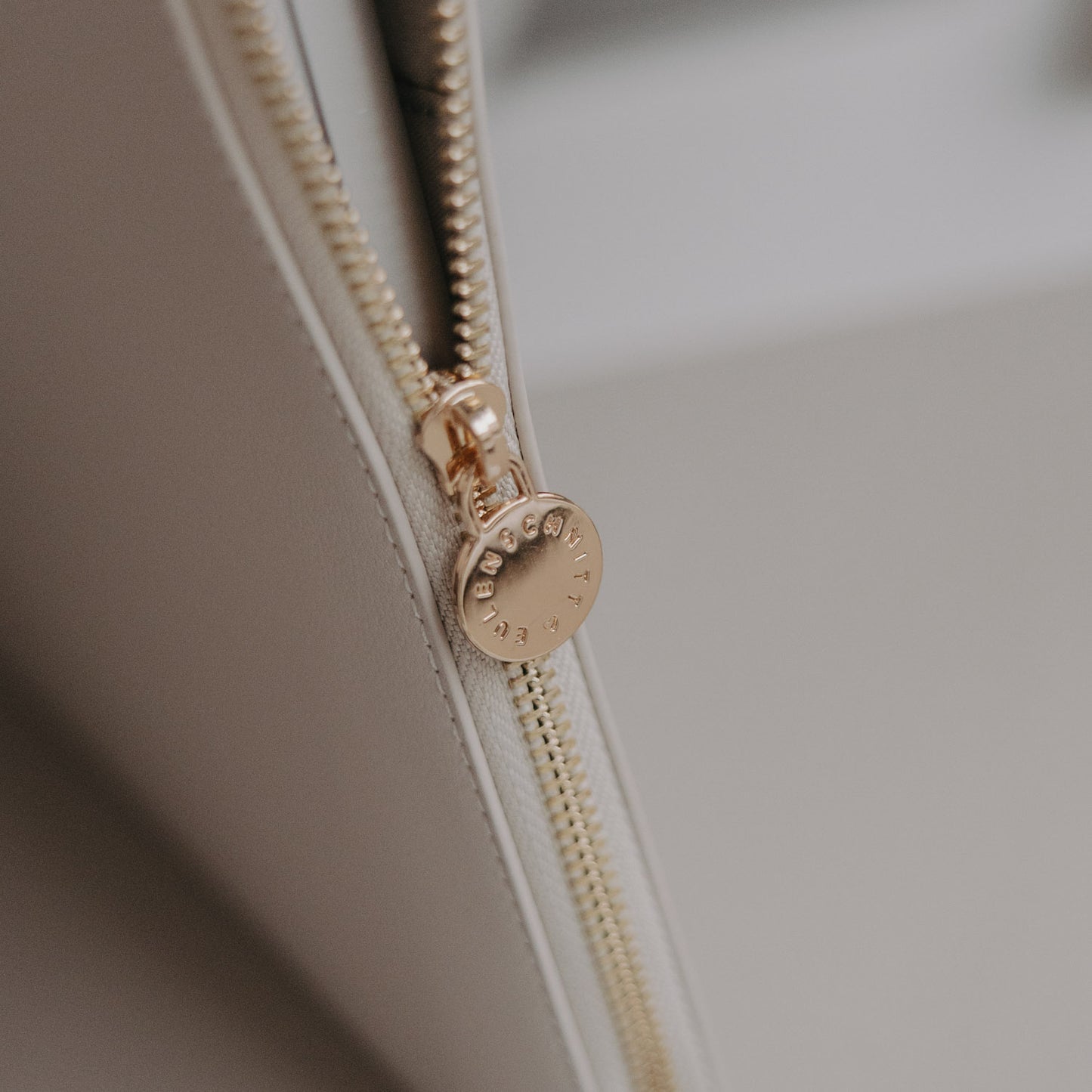 Nahaufnahme goldfarbener Reißverschluss der Laptophülle Taupe mit Eulenschnitt Zipper