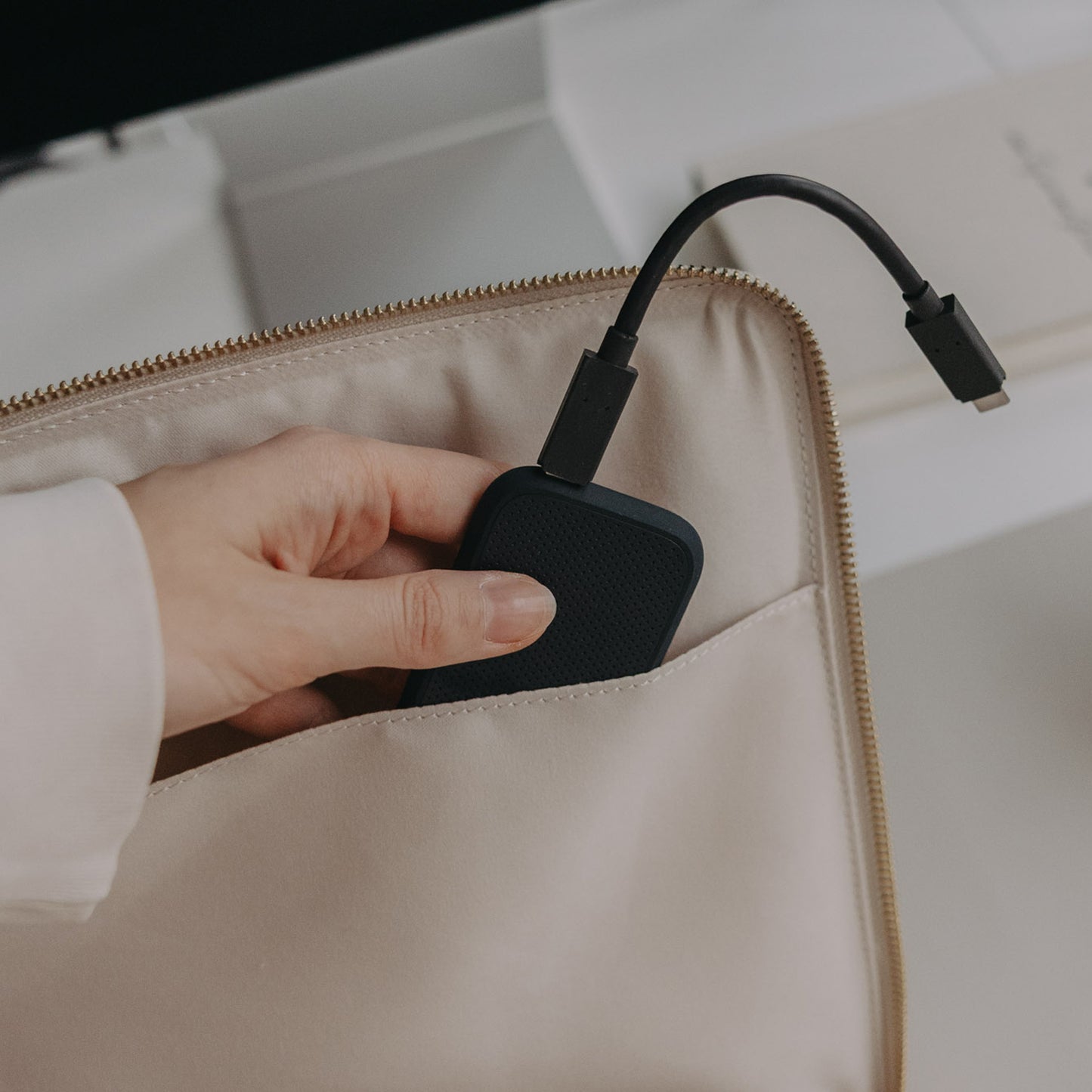 Innenansicht Laptophülle Taupe mit Fach für Zubehör und Festplatte