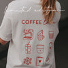 Nahaufnahme des roten „Coffee Lover“-Rückenprints mit verschiedenen Kaffee-Illustrationen auf einem weißen T-Shirt.