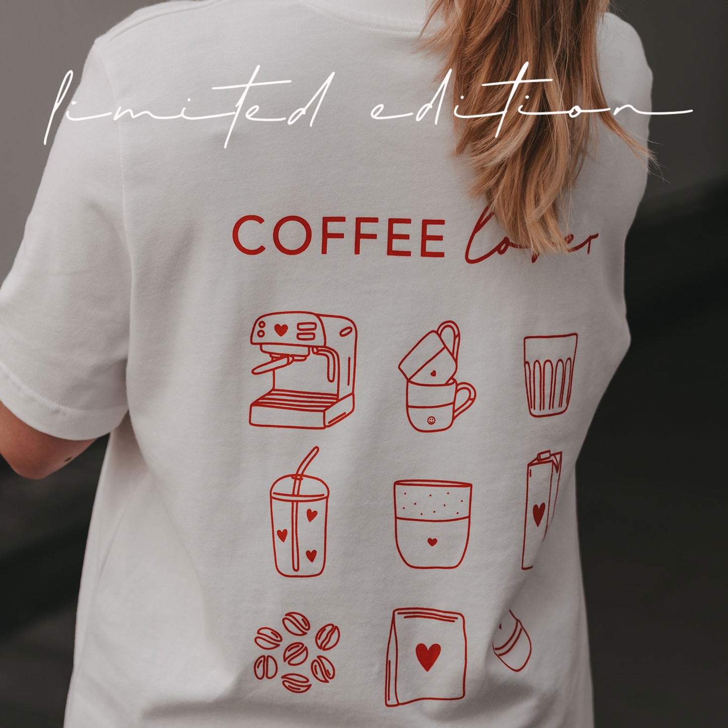 Nahaufnahme des roten „Coffee Lover“-Rückenprints mit verschiedenen Kaffee-Illustrationen auf einem weißen T-Shirt.
