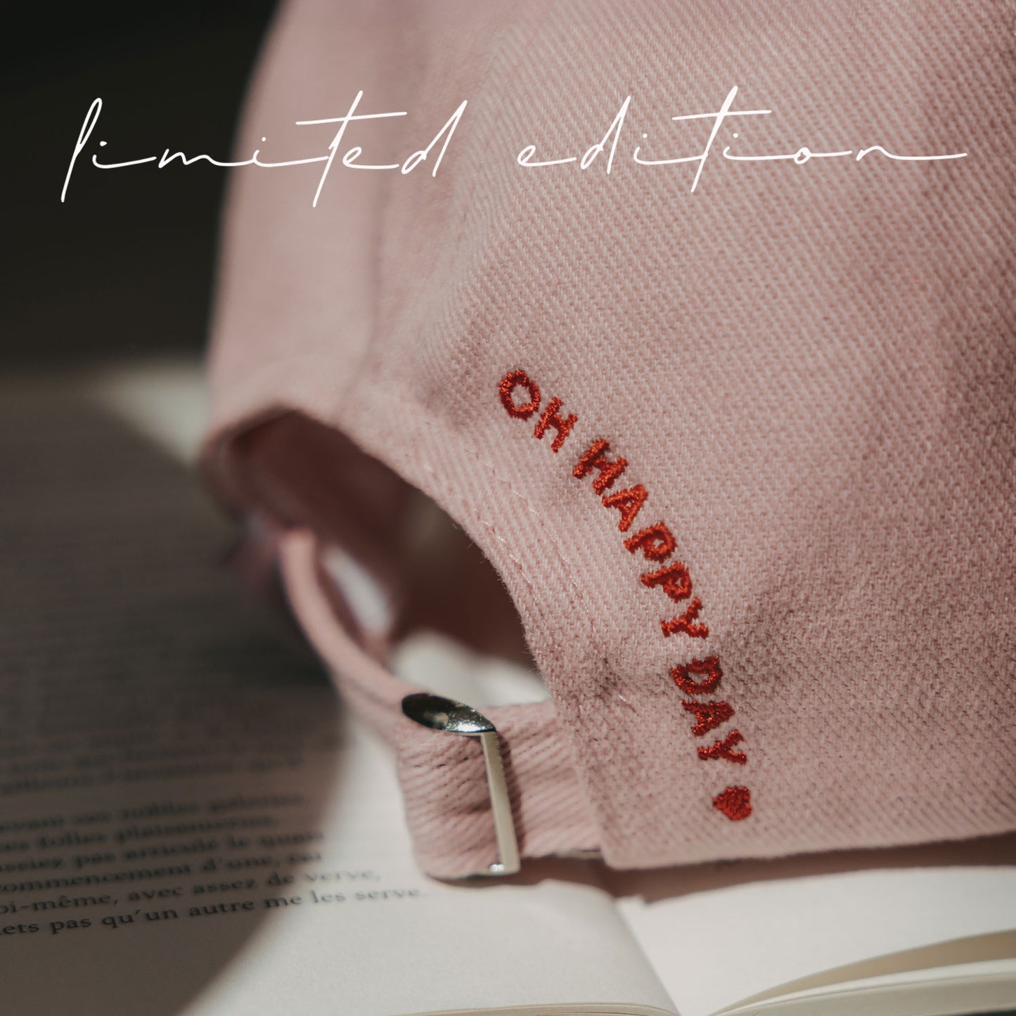 Nahaufnahme der seitlichen „Oh Happy Day“-Stickerei auf einer rosa Cap