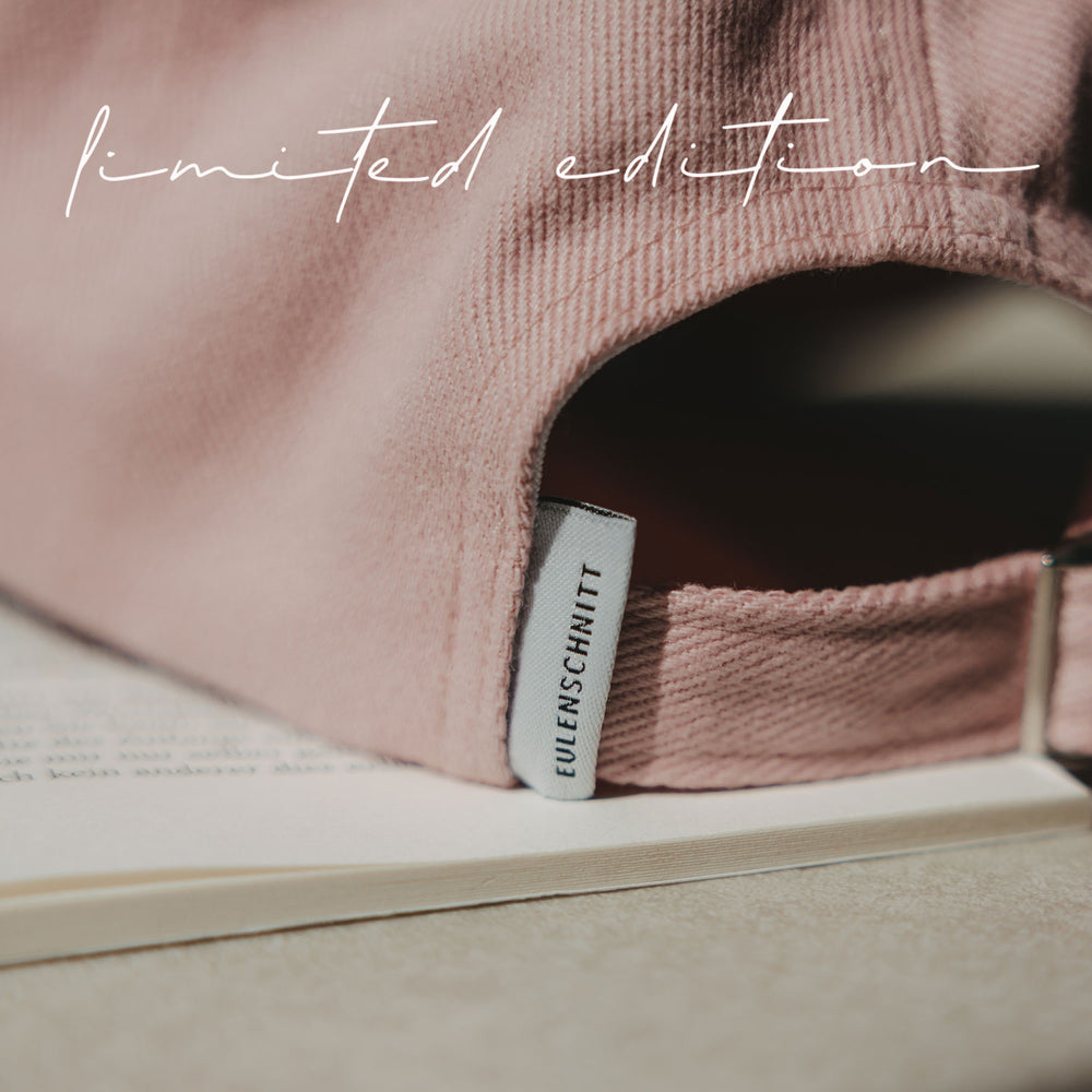 Rückansicht der rosa Cap mit Größenversteller und eulenschnitt Label