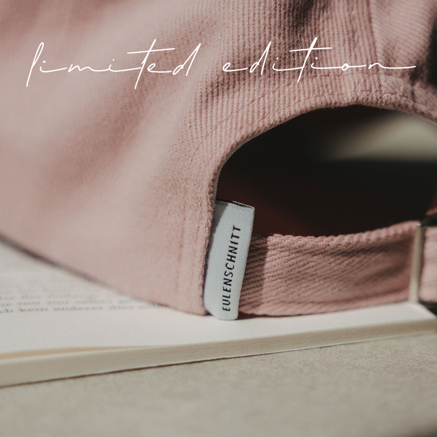 Rückansicht der rosa Cap mit Größenversteller und eulenschnitt Label