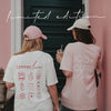 Zwei Frauen von hinten in weißen und rosa Coffee Lover T-Shirts mit passenden Caps