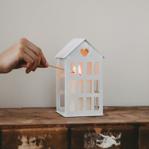 Maison en métal moyenne blanche