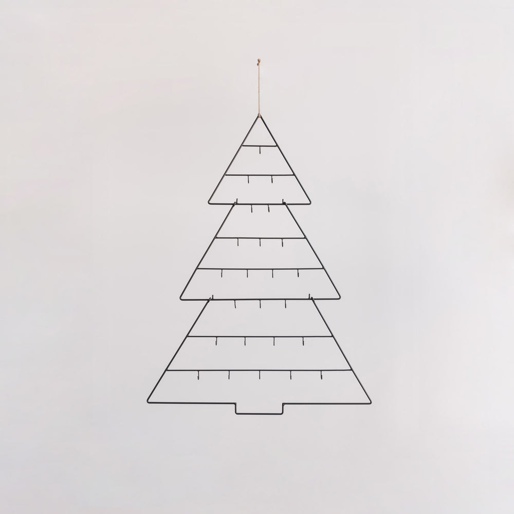 Adventskalender Tanne aus Metall in leerem Zustand, minimalistisch und modern.