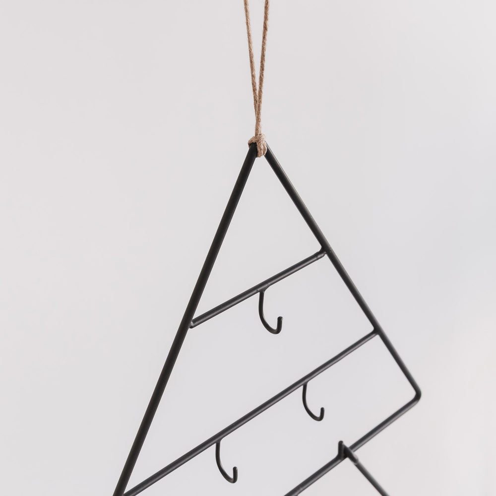 Detailaufnahme der Aufhängung des Adventskalenders Tanne mit Juteseil.