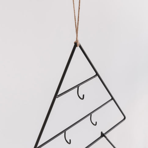 Detailaufnahme der Aufhängung des Adventskalenders Tanne mit Juteseil.