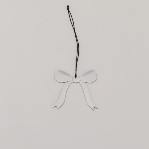 Einzelner Schleifenanhänger aus silberfarbenem Metall mit schwarzem Band auf hellem Untergrund.