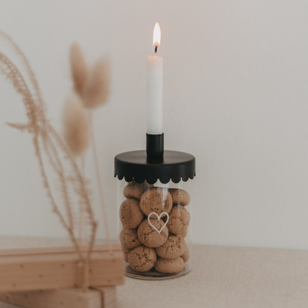 Mini-Vorratsglas mit schwarzem Kerzenhalter Welle und brennender Kerze als stimmungsvolle Deko mit Gebäckfüllung.
