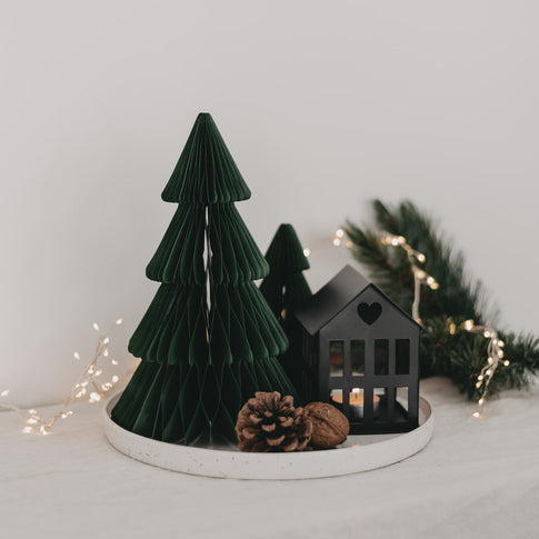 Metallhaus Mini Schwarz mit grünem Papierbaum und Lichterkette – stimmungsvolle Weihnachtsdekoration.