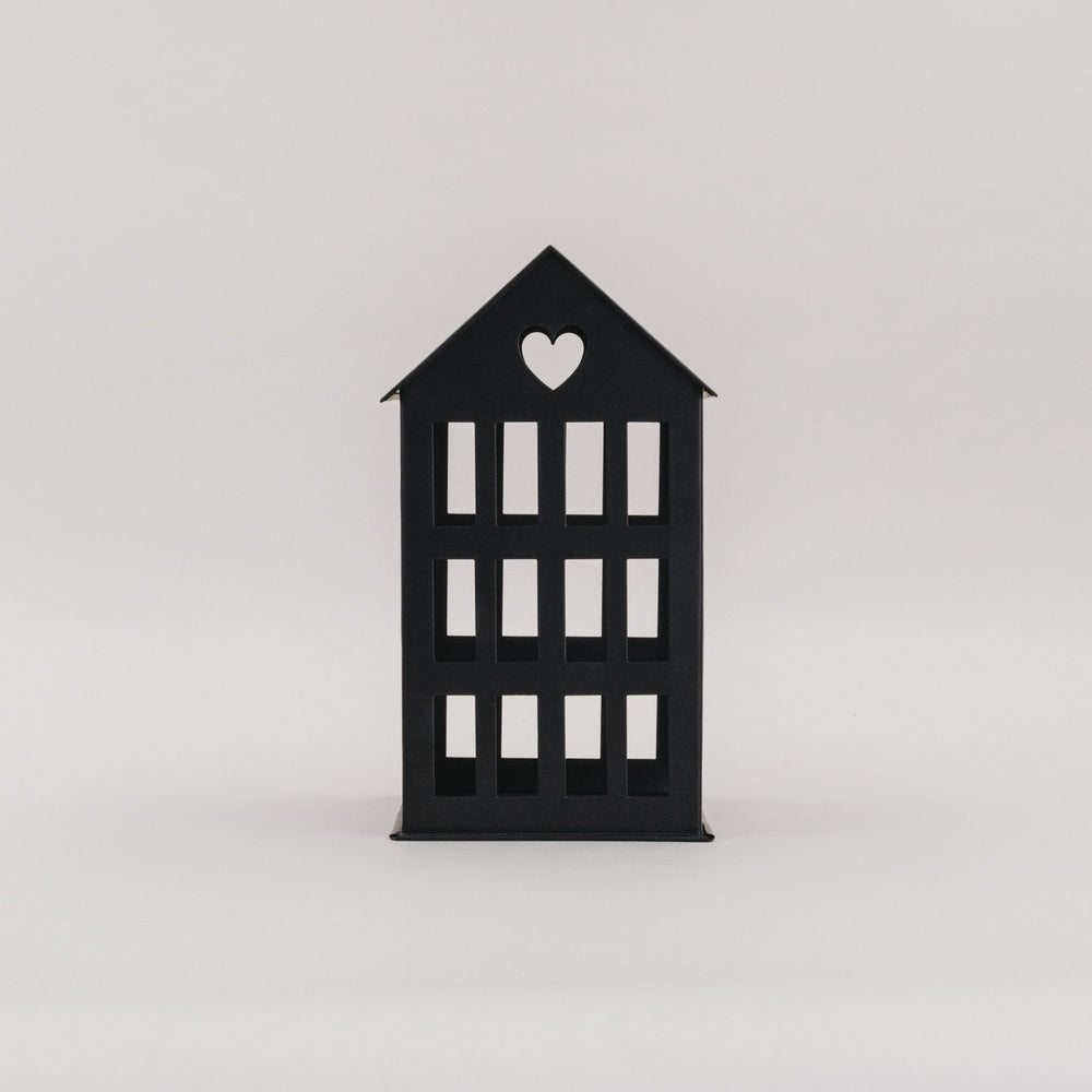 Metallhaus Mittel Schwarz mit Herz-Ausschnitt im Dach, schlichtes Design für Kerzen und Lichter.