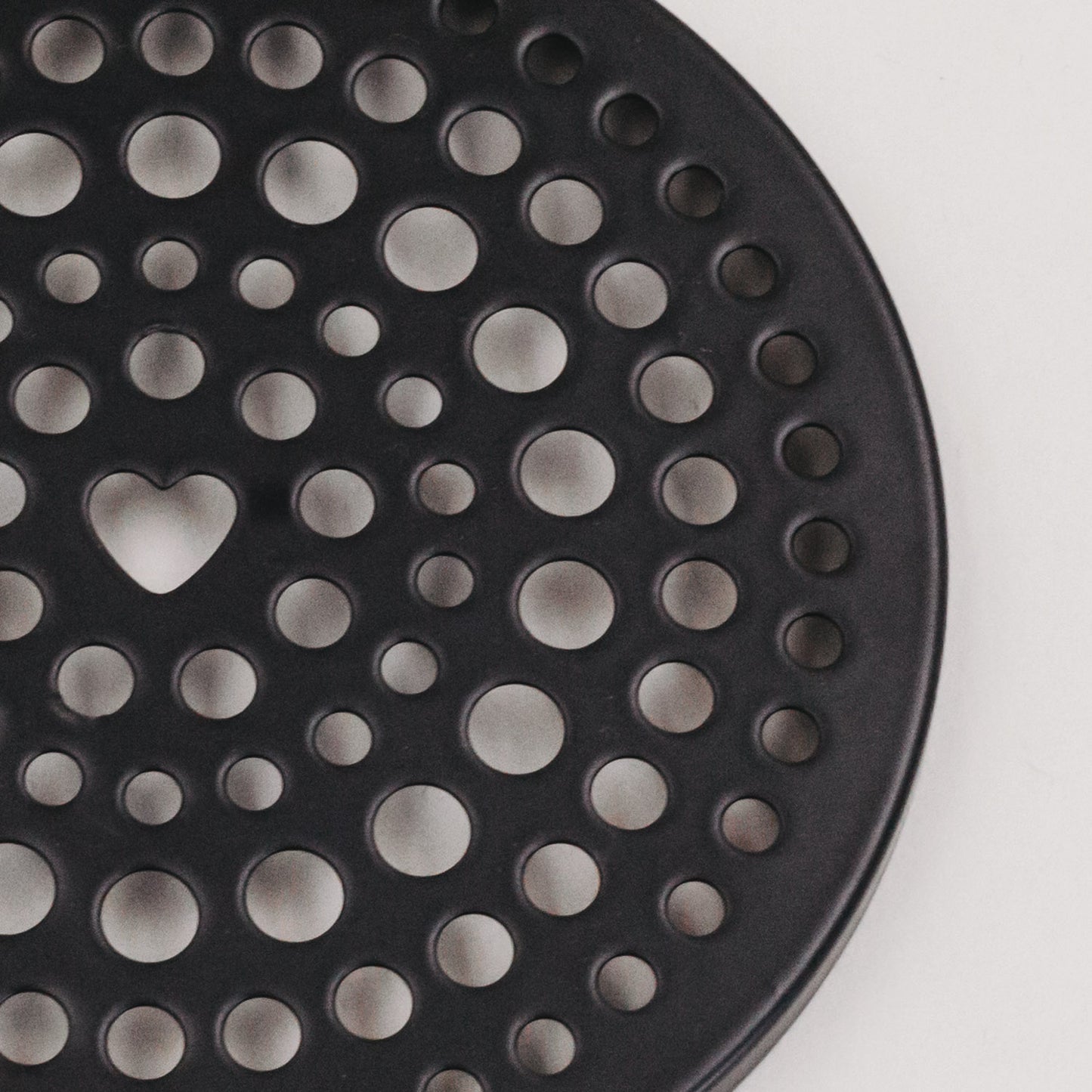 Schwarzer Metalldeckel mit Herzlochung – dekorative Blumenhalterung für Vorratsgläser mit 10 cm Durchmesser