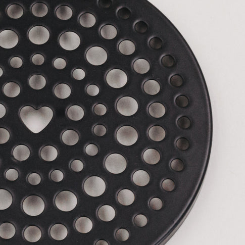 Schwarzer Metalldeckel mit Herzlochung – dekorative Blumenhalterung für Vorratsgläser mit 10 cm Durchmesser