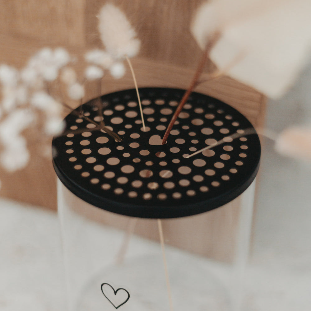 Blumenarrangement im Vorratsglas mit schwarzem Metalldeckel und Herz – stilvoll und kreativ dekoriert