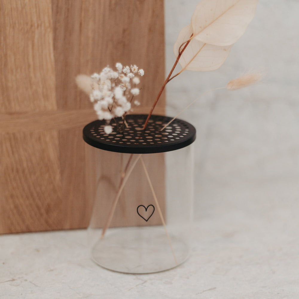 Trockenblumen im Vorratsglas mit schwarzem Metalldeckel – idealer Blumenhalter für jede Jahreszeit