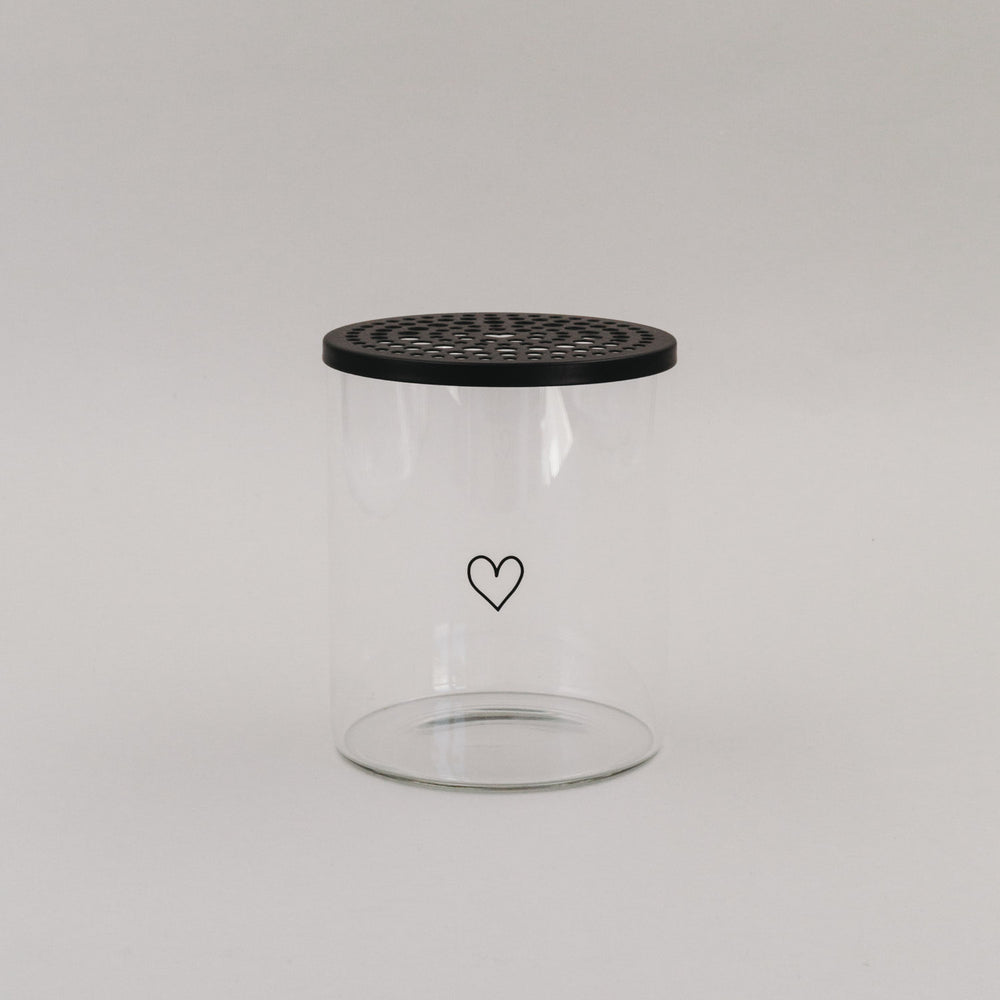 Vorratsglas mit schwarzem Herz und Blumendeckel aus Metall – perfekt zum kreativen Blumenstecken