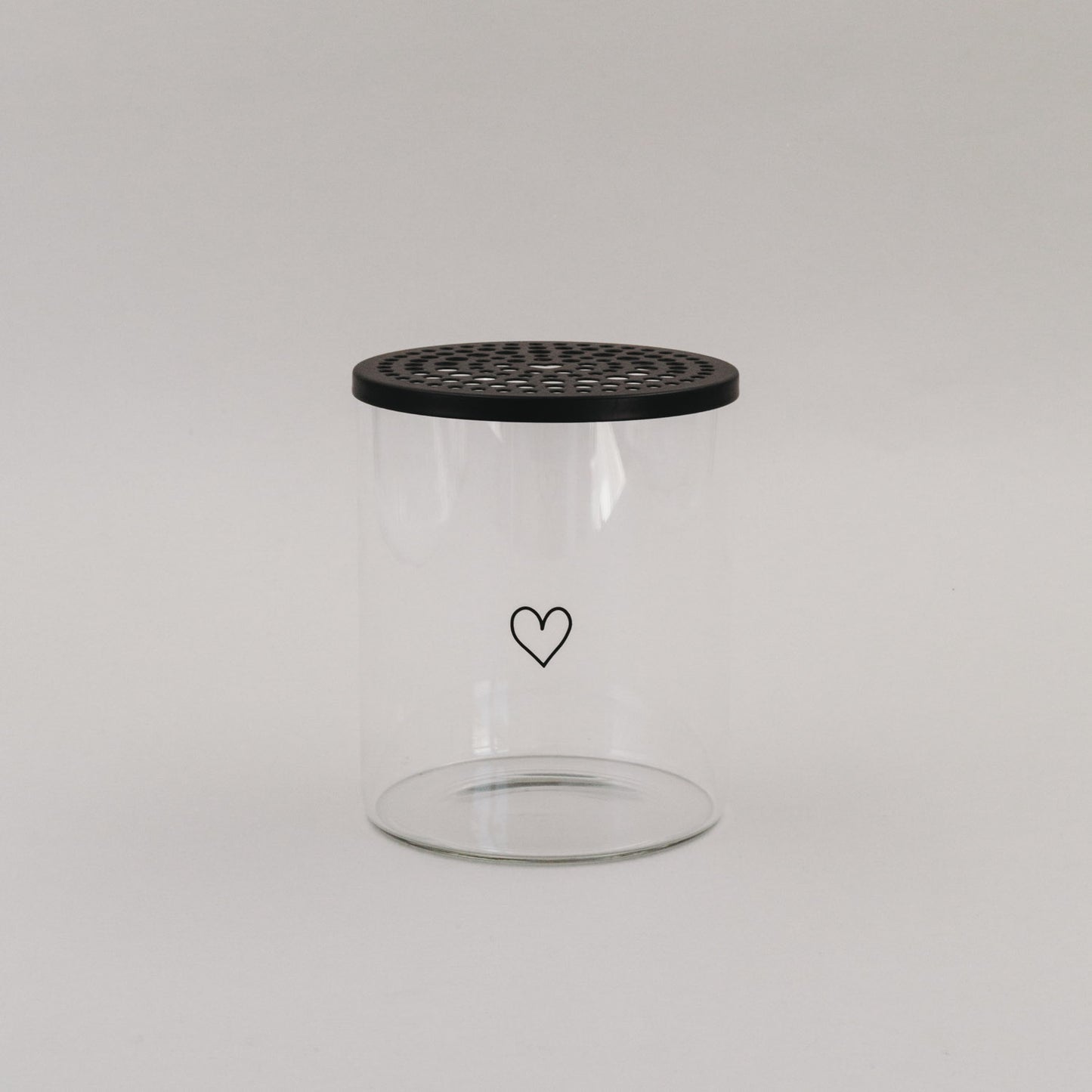 Vorratsglas mit schwarzem Herz und Blumendeckel aus Metall – perfekt zum kreativen Blumenstecken
